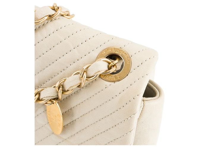 CHANEL - Borsa a tracolla Classic/Timeless Medaillon in pelle chevron stropicciata beige - vista 5