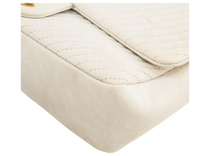 CHANEL - Borsa a tracolla Classic/Timeless Medaillon in pelle chevron stropicciata beige - vista 7