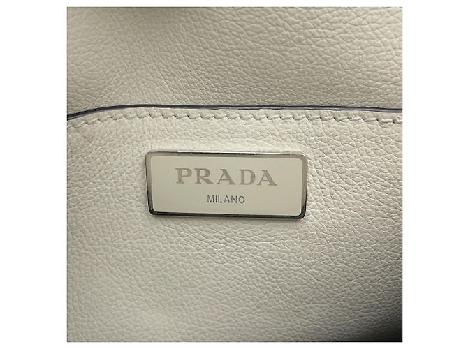 Borsa a tracolla Prada Grace in vitello con triangolo Bianco - vista 17