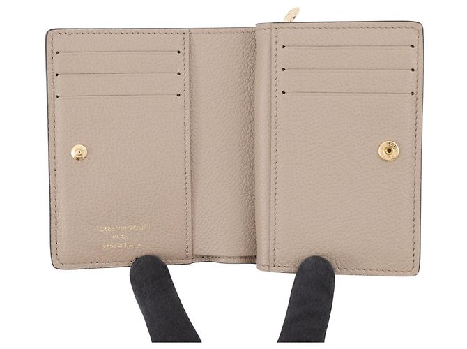 Cartera bi-fold Louis Vuitton en Monogram Empreinte Gris Crudo - vista 4