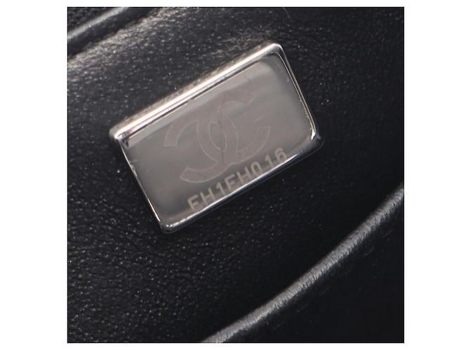 Borsa a tracolla Chanel Matelassé in pelle caviar Nero - vista 5