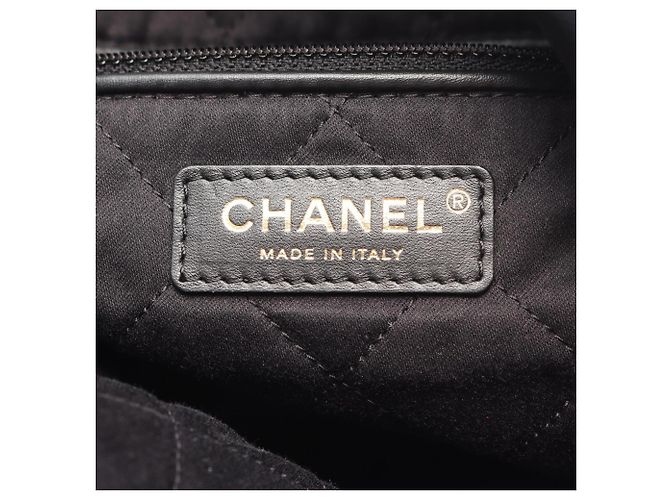 Timeless Borsa a spalla Chanel Matelassé 22 Large Nero - vista 4