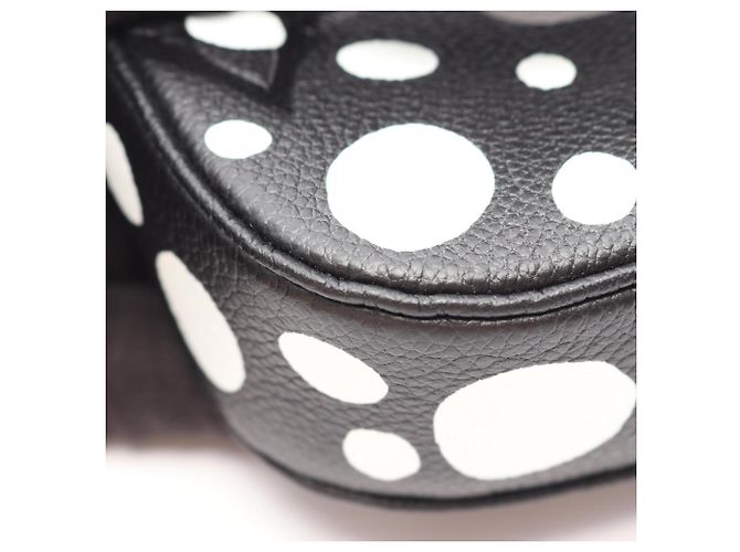 Louis Vuitton LV x YK Multi Pochette Accessoires Nero Bianco - vista 5