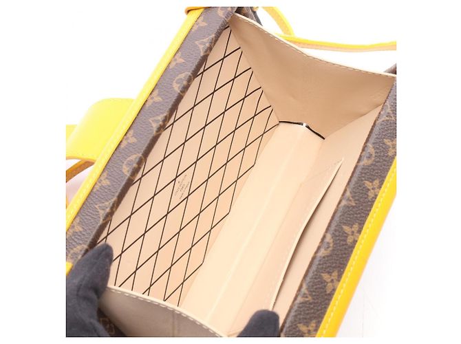 Borsa a tracolla Louis Vuitton Petite Malle Marrone Nero - vista 3