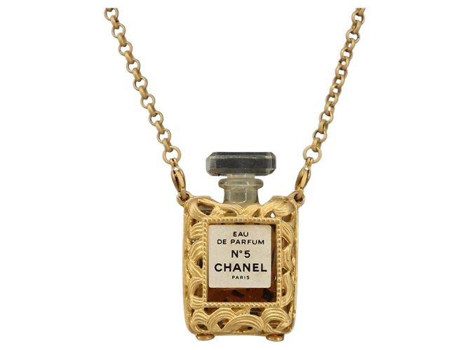 Pendente a forma di flacone di profumo Chanel CC No.5 in metallo D'oro - vista 3