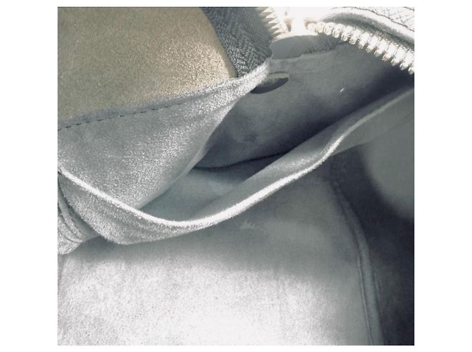 Borsa da viaggio Louis Vuitton Kendall PM in pelle Taiga Nero Ardesia - vista 15
