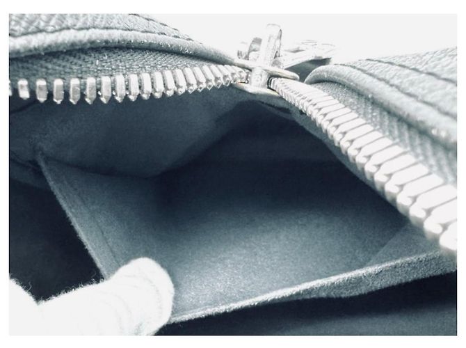 Borsa da viaggio Louis Vuitton Kendall PM in pelle Taiga Nero Ardesia - vista 16