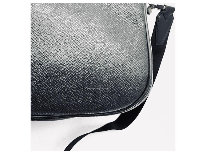 Borsa da viaggio Louis Vuitton Kendall PM in pelle Taiga Nero Ardesia - vista 6