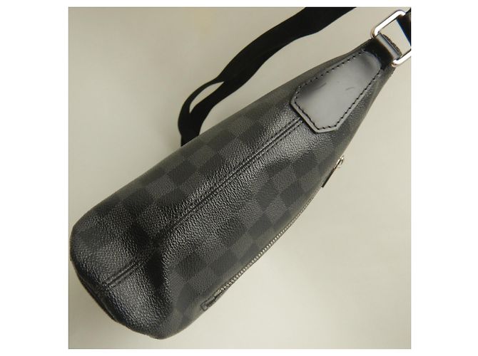 Borsa a tracolla Louis Vuitton Damier Graphite Mick PM Nero - vista 13