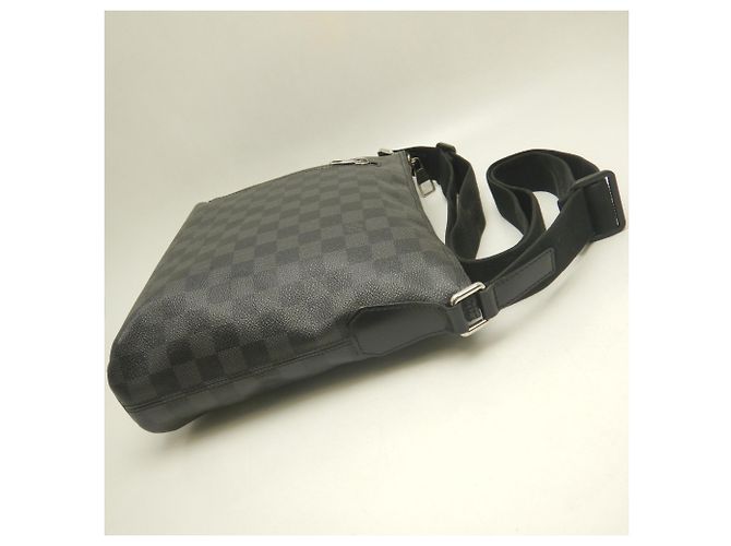Borsa a tracolla Louis Vuitton Damier Graphite Mick PM Nero - vista 3