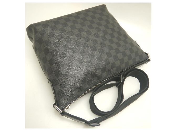 Borsa a tracolla Louis Vuitton Damier Graphite Mick PM Nero - vista 4