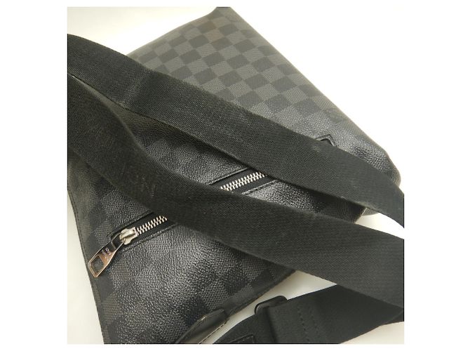 Borsa a tracolla Louis Vuitton Damier Graphite Mick PM Nero - vista 5