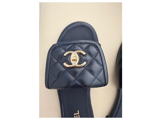 Mules Chanel matelassé in pelle nera Nero - vista 2