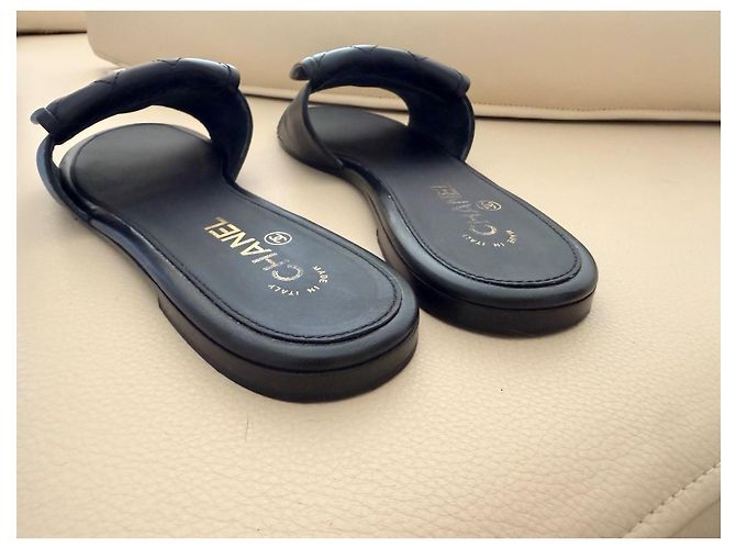 Mules Chanel matelassé in pelle nera Nero - vista 3
