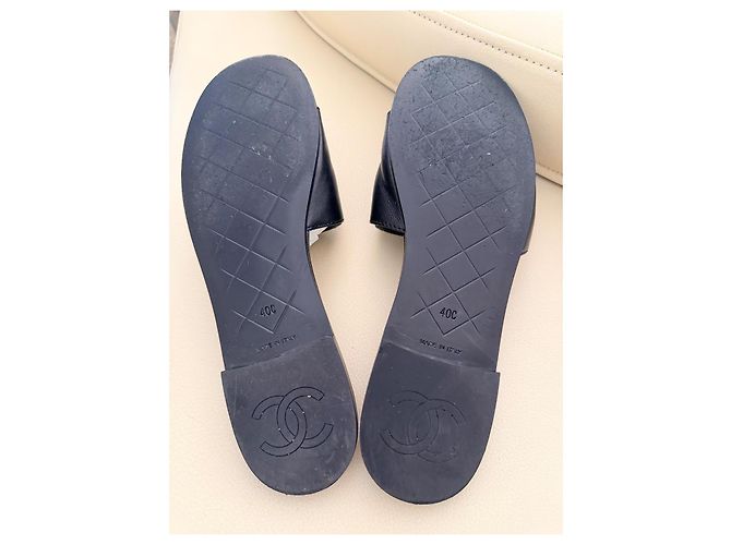 Mules Chanel matelassé in pelle nera Nero - vista 5