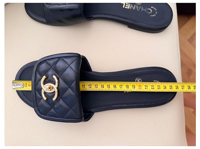 Mules Chanel matelassé in pelle nera Nero - vista 6