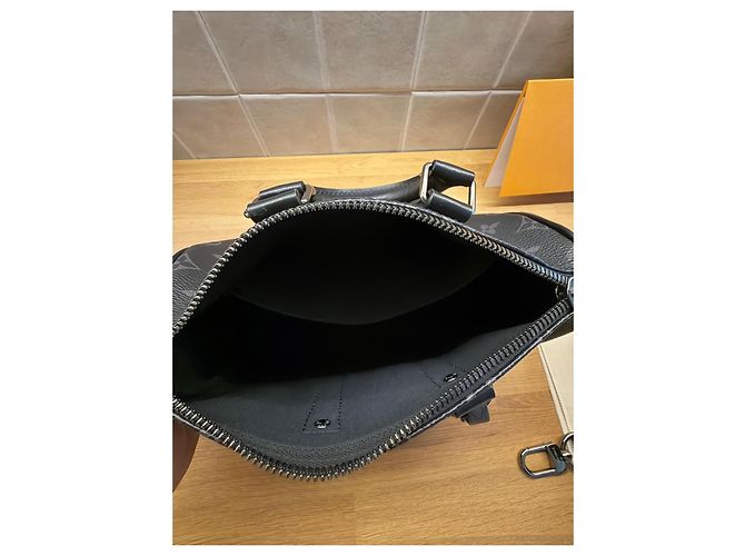 Louis Vuitton Keepall Bandoulière 25 Monogram Eclipse Reverse M46271 Nero Grigio - vista 15