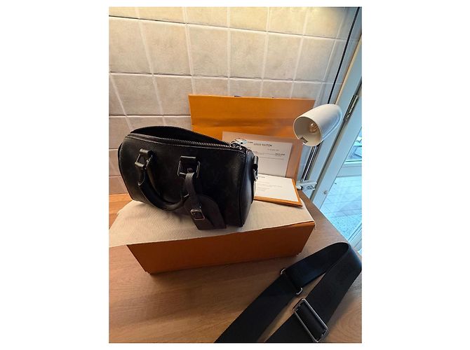 Louis Vuitton Keepall Bandoulière 25 Monogram Eclipse Reverse M46271 Nero Grigio - vista 3