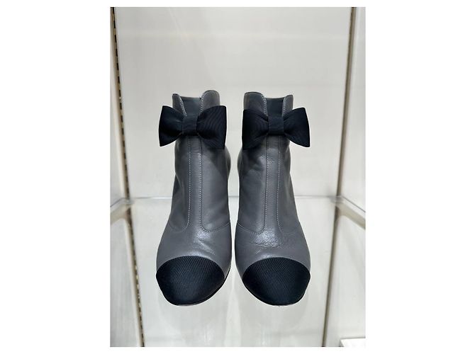 Botines Chanel de cuero gris Sz.37.5 de segunda mano - vista 2