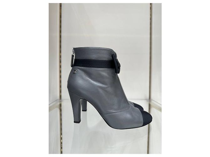 Botines Chanel de cuero gris Sz.37.5 de segunda mano - vista 3