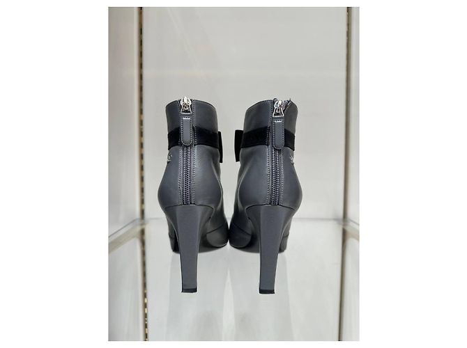 Botines Chanel de cuero gris Sz.37.5 de segunda mano - vista 4