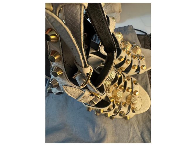 Sandali con zeppa Balenciaga in pelle bianca con borchie dorate Bianco D'oro - vista 4