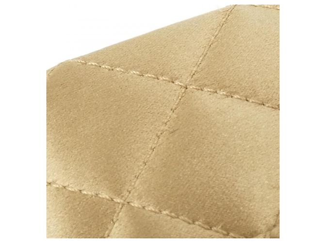 Sac à épaule Chanel 37632 en satin doré - vue 4
