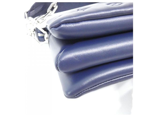 Borsa a tracolla Louis Vuitton Monogram Coussin PM Blu navy - vista 2