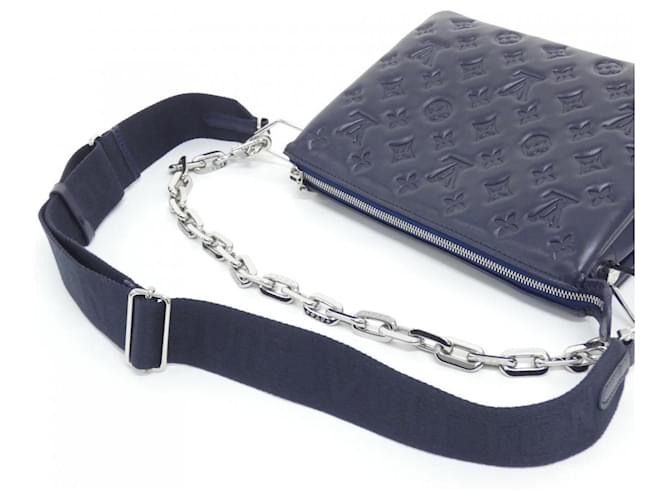 Borsa a tracolla Louis Vuitton Monogram Coussin PM Blu navy - vista 3