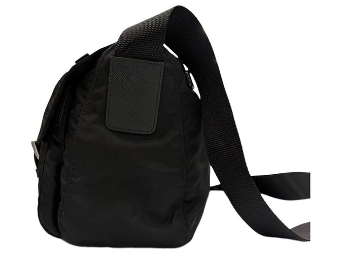 Bolsa Messenger Prada em Tessuto com acabamento em Saffiano preto, zíper e fivela dupla - vista 2
