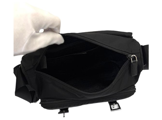 Bolsa Messenger Prada em Tessuto com acabamento em Saffiano preto, zíper e fivela dupla - vista 5