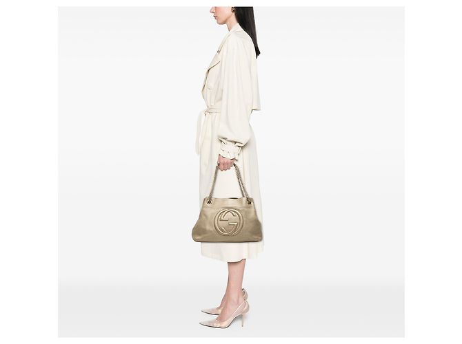 Borsa Tote Soho Gucci Gold Medium in pelle di vitello metallizzata con catena - vista 6