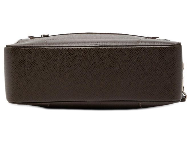 Clutch Louis Vuitton Brown Taiga Neo Pavel Marrom - vista 3