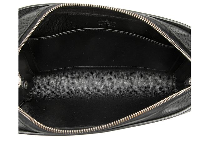 Louis Vuitton Black Taiga Pochette Baikal Nero - vista 4
