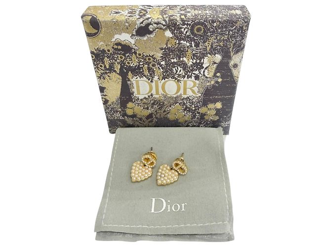 Orecchini Dior Gold placcati oro con perle sintetiche, logo CD, cuore a goccia e chiusura a pressione D'oro - vista 7