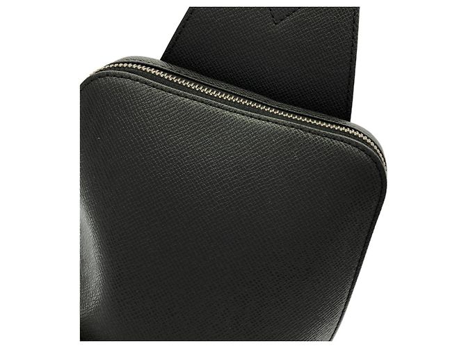 Borsa a tracolla Louis Vuitton Taiga Avenue Nero - vista 4