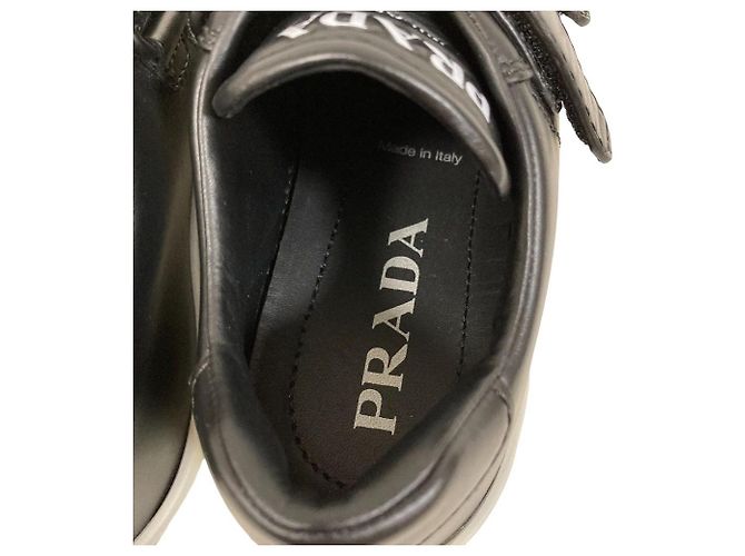 Prada Leder-Sneaker mit Klettverschluss Schwarz Weiß - Ansicht 8