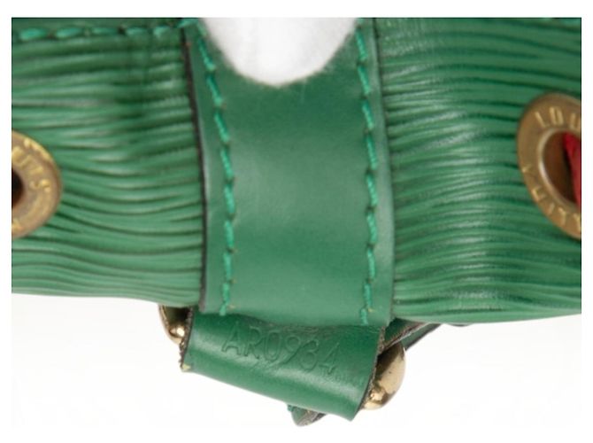 Noe Borsa a tracolla Louis Vuitton Epi Petit Noé Rosso Multicolore Verde - vista 6