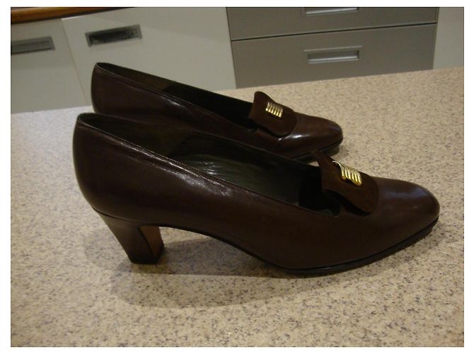 Autre Marque Braune Lederpumps mit goldener Schnalle - Ansicht 2