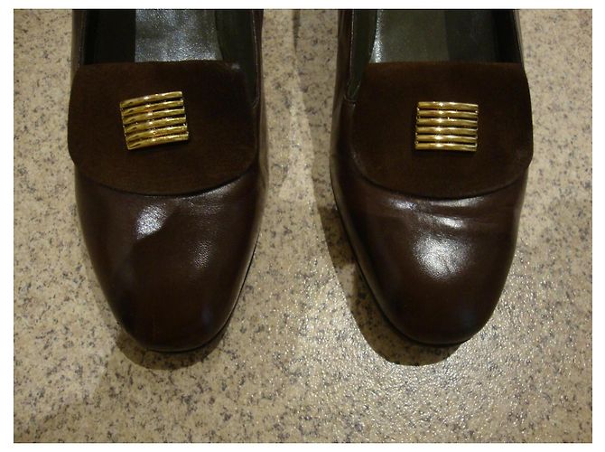 Autre Marque Braune Lederpumps mit goldener Schnalle - Ansicht 3