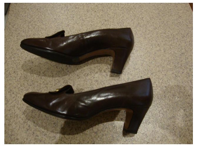 Autre Marque Braune Lederpumps mit goldener Schnalle - Ansicht 4