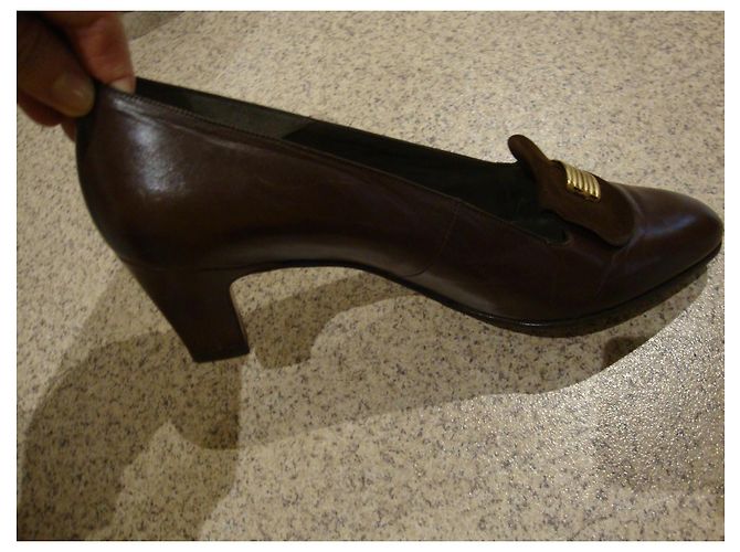 Autre Marque Braune Lederpumps mit goldener Schnalle - Ansicht 5