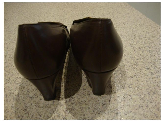 Autre Marque Braune Lederpumps mit goldener Schnalle - Ansicht 6