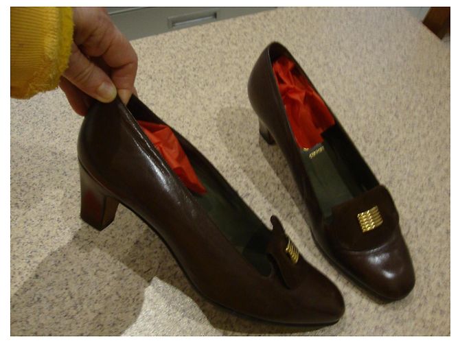 Autre Marque Braune Lederpumps mit goldener Schnalle - Ansicht 7
