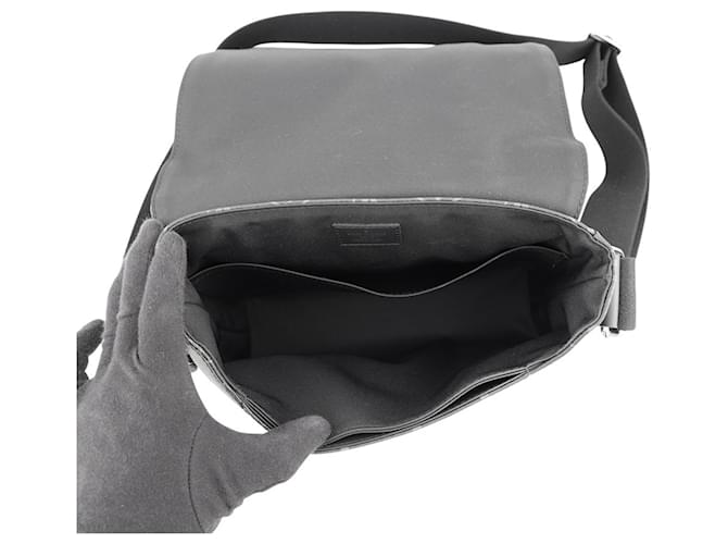 Borsa a tracolla Louis Vuitton Monogram Eclipse District PM Nero Monogramma - vista 5