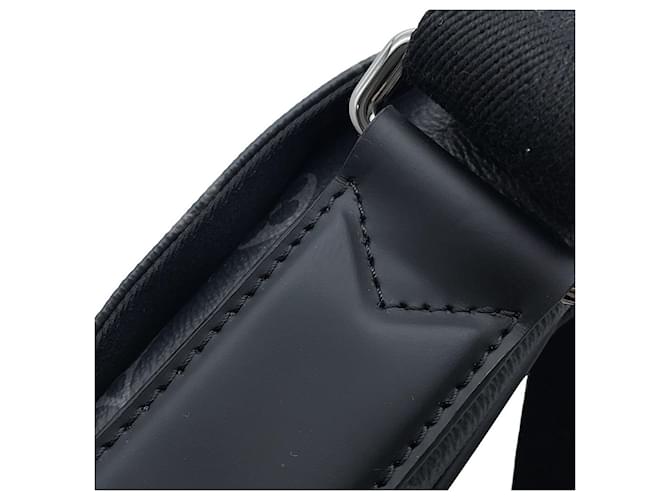 Borsa a tracolla Louis Vuitton Monogram Eclipse District PM Nero Monogramma - vista 6