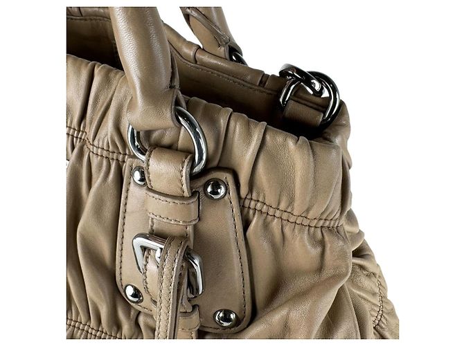 Borsa a mano Prada in pelle beige - vista 6