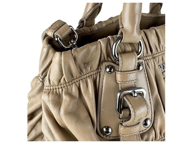 Borsa a mano Prada in pelle beige - vista 7