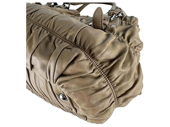 Borsa a mano Prada in pelle beige - vista 8