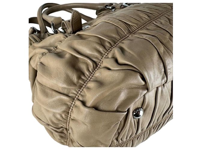 Borsa a mano Prada in pelle beige - vista 9